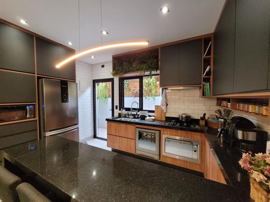 Casa de 3 dormitórios no Parque Industrial, São José dos Campos — cozinha planejada e equipada